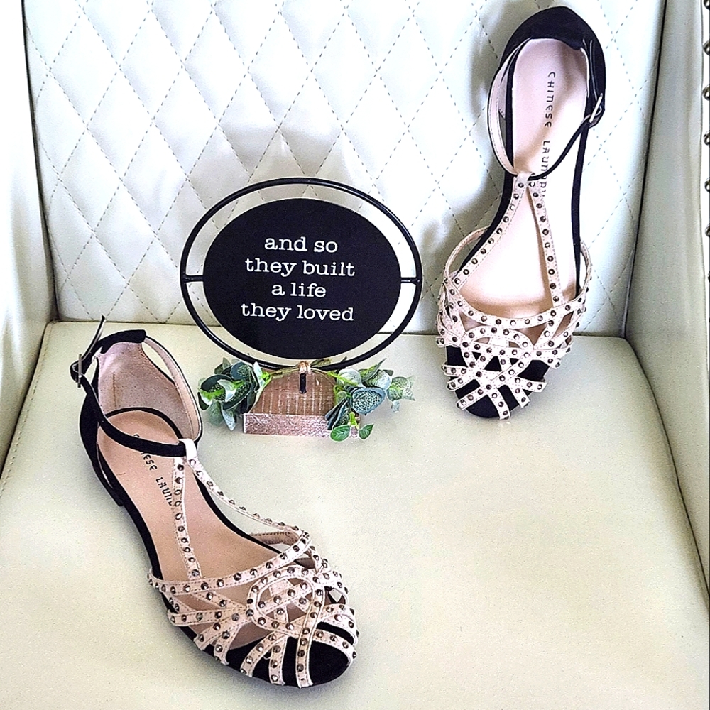 Women's Size 9 Chinese Laundry  Beige/Black Sandal/Flats. GREAT GREAT CONDITION